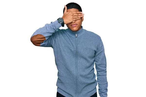 Jonge Knappe Latijns Amerikaanse Man Draagt Casual Sweatshirt Die Ogen — Stockfoto