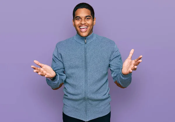 Ung Stilig Hispanic Man Bär Casual Sweatshirt Leende Glad Erbjuda — Stockfoto
