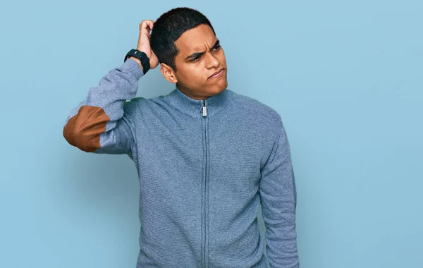 Ein Junger Gutaussehender Hispanischer Mann Lässigem Sweatshirt Verwirrt Und Wundert — Stockfoto