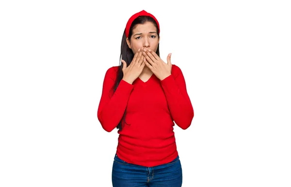 Jeune Femme Hispanique Portant Des Vêtements Décontractés Choqué Couvrant Bouche — Photo