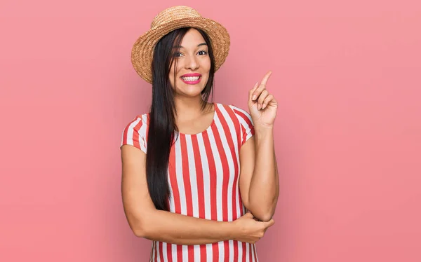 Νεαρή Ισπανίδα Που Φοράει Καλοκαιρινό Καπέλο Χαμογελώντας Χαρούμενη Δείχνοντας Χέρι — Φωτογραφία Αρχείου
