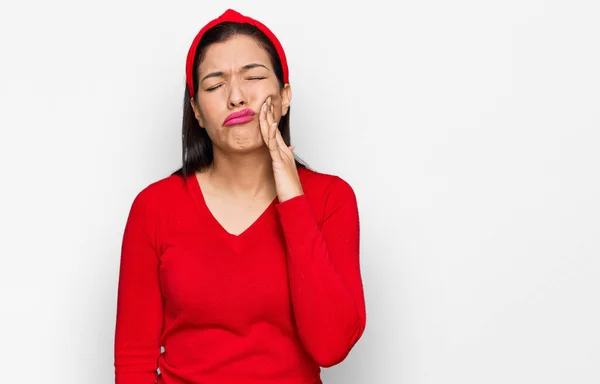 年轻的惊慌失措的女人 身穿休闲服 手牵着嘴 因为牙齿疼痛或牙病而有痛苦的表情 — 图库照片