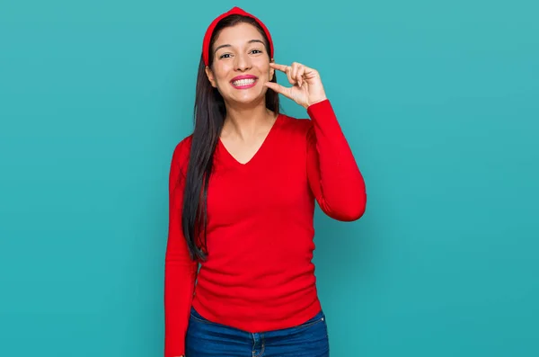 Ung Latinamerikansk Kvinna Klädd Avslappnade Kläder Leende Och Självsäker Gest — Stockfoto