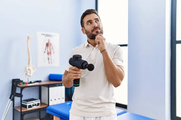 Handsome Hispanic Man Holding Therapy Massage Gun Physiotherapy Center Serious — Photo