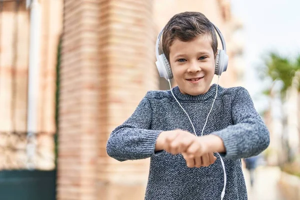 Niño Rubio Sonriendo Confiado Escuchando Música Bailando Calle — Foto de Stock