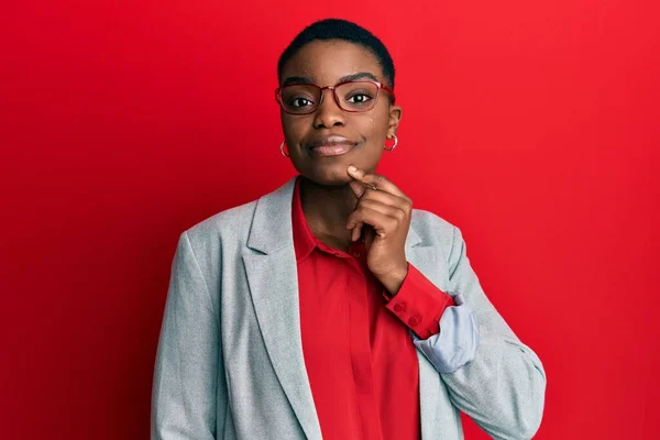 Jovem Afro Americana Vestindo Jaqueta Negócios Óculos Olhando Confiante Para — Fotografia de Stock