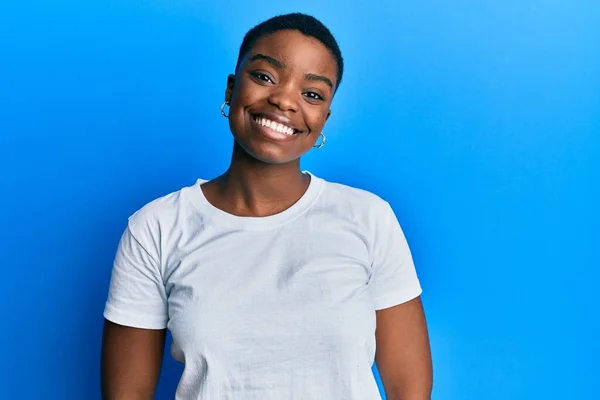 Ung Afrikansk Amerikansk Kvinna Avslappnad Vit Shirt Med Ett Glatt — Stockfoto