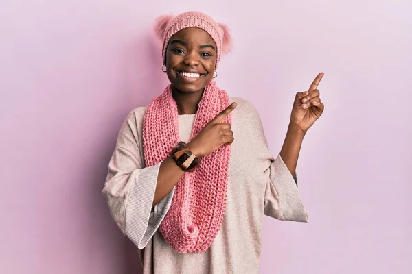 Mladá Afro Americká Žena Nosí Vlněný Klobouk Zimní Šátek Úsměvem — Stock fotografie