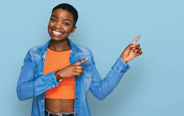 Jonge Afrikaanse Amerikaanse Vrouw Dragen Casual Kleding Glimlachen Kijken Naar — Stockfoto