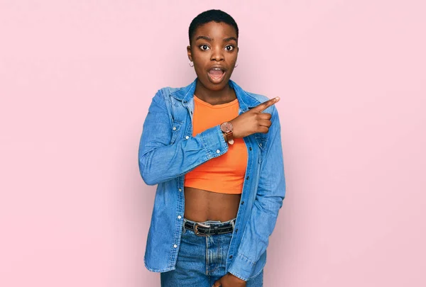 Jeune Femme Afro Américaine Portant Des Vêtements Décontractés Surpris Pointant — Photo