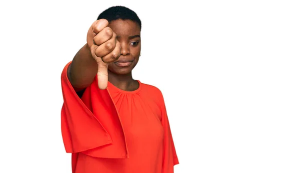 아프리카계 여성은 불행하고 나보이며 거절당하고 손가락을 아래로 내리는 부정적 몸짓을 — 스톡 사진