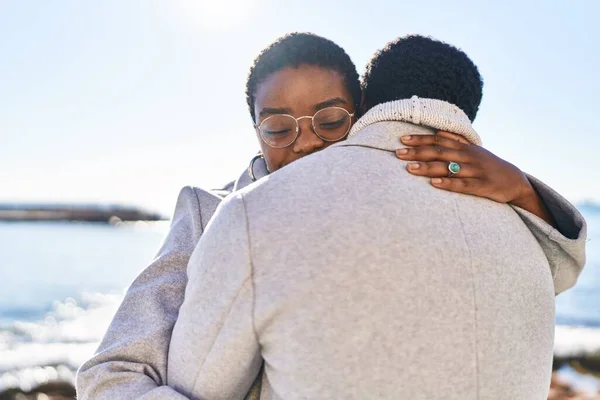 Man Woman Couple Hugging Each Other Standing Seaside — Stok fotoğraf