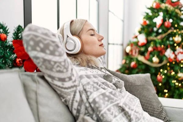 Junge Kaukasierin Feiert Weihnachten Und Hört Hause Auf Dem Sofa — Stockfoto