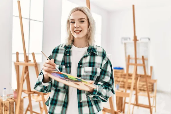 Giovane Studentessa Artista Sorridente Felice Tenendo Pennello Tavolozza Studio Arte — Foto Stock