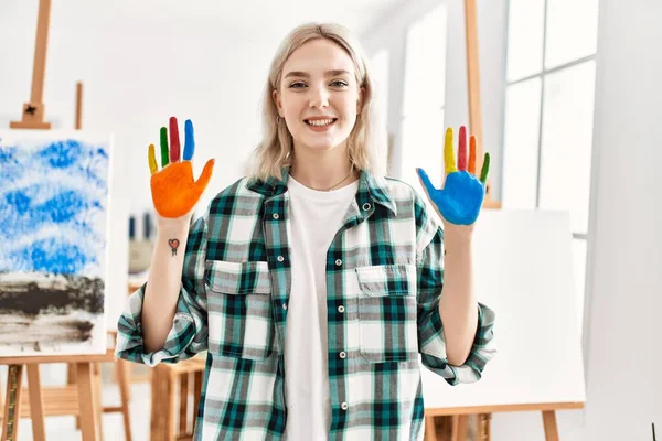 Νεαρή Καλλιτέχνης Φοιτητής Κορίτσι Χαμογελά Χαρούμενος Δείχνει Πολύχρωμα Ζωγραφισμένα Χέρια — Φωτογραφία Αρχείου