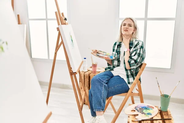 Joven Artista Mujer Pintura Sobre Lienzo Estudio Arte Tocando Cuello —  Fotos de Stock