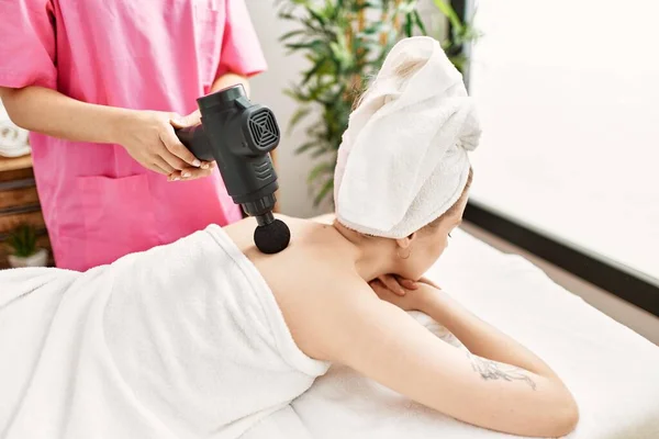 Mulher Reciving Volta Massagem Usando Arma Percusion Centro Beleza — Fotografia de Stock