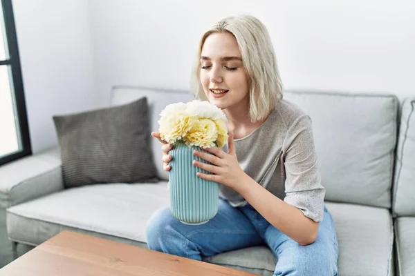 Beyaz Kadın Gülümsüyor Kendine Güveni Tam Çiçekleri Evde Kokluyor — Stok fotoğraf
