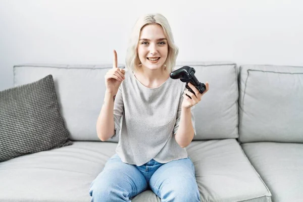 Jonge Blanke Vrouw Thuis Spelen Video Game Holding Controller Glimlachen — Stockfoto