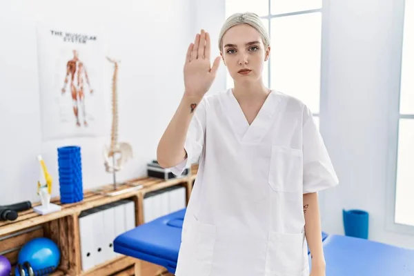 Молодая Белая Женщина Работающая Клинике Болеутоляющих Перестает Петь Ладонью Предупреждающее — стоковое фото