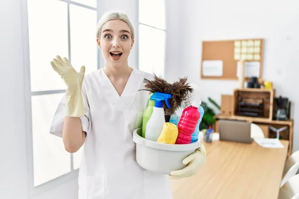 Jonge Blanke Vrouw Draagt Schonere Uniform Houden Schoonmaakmiddelen Schoonmaken Kantoor — Stockfoto