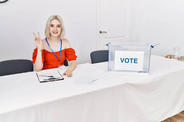 Young Caucasian Woman Political Election Sitting Ballot Smiling Happy Face — Stockfoto