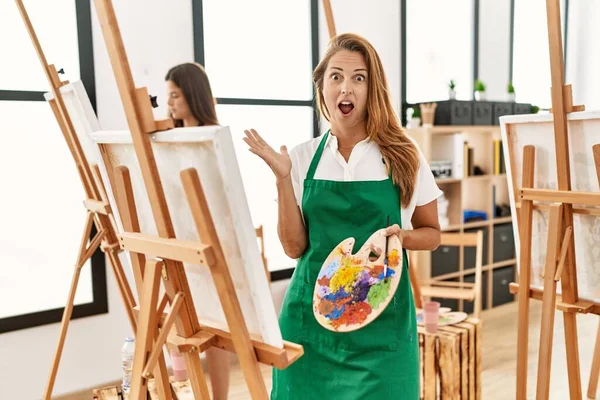 Young Hispanic Middle Age Woman Art Classroom Celebrating Victory Happy — Stockfoto