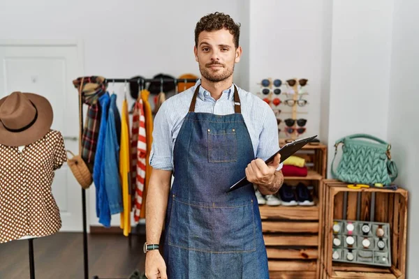 Perakende mağazasında yönetici olarak çalışan yakışıklı genç adam uykulu ve yorgun görünüyor, yorgunluktan yorgun ve akşamdan kalma, sabahları tembel gözler.. 