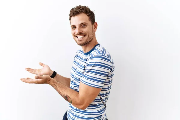 Guapo Joven Pie Sobre Fondo Aislado Señalando Lado Con Las — Foto de Stock