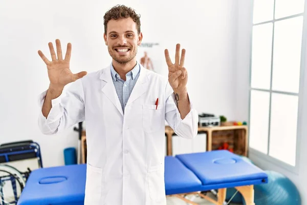 Ağrı Giderme Kliniğinde Çalışan Yakışıklı Genç Adam Sekiz Numarayı Gösterip — Stok fotoğraf