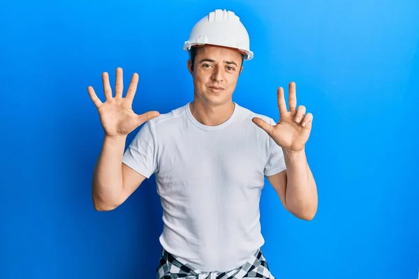 Hezký Mladý Muž Uniformě Stavitel Hardhat Ukazuje Ukazuje Prsty Číslo — Stock fotografie