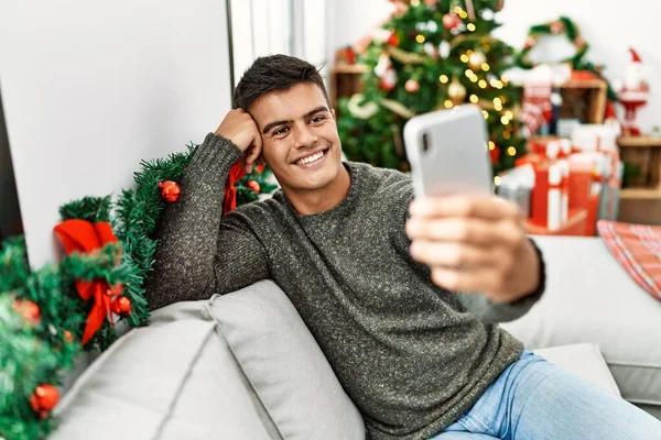 Genç Spanyol Adam Akıllı Telefonuyla Selfie Çekiyor Evdeki Noel Ağacının — Stok fotoğraf