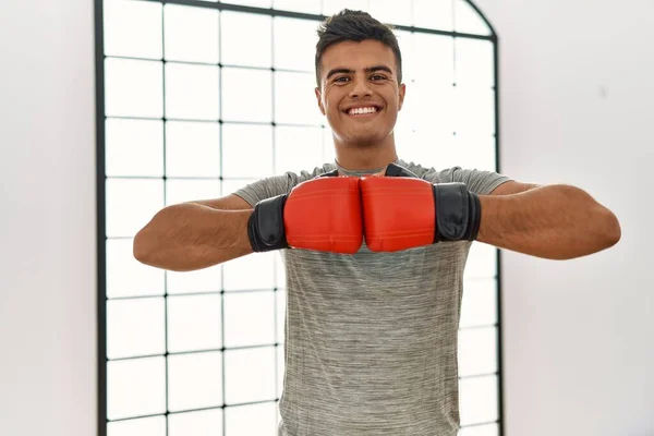 Jovem Hispânico Sorrindo Boxe Confiante Centro Desportivo — Fotografia de Stock
