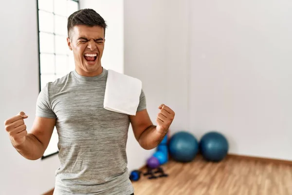 Joven Hombre Hispano Usando Ropa Deportiva Toalla Gimnasio Muy Feliz —  Fotos de Stock