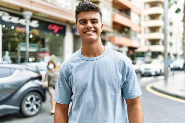 Ung Latinamerikansk Man Ler Säker Stående Gatan — Stockfoto
