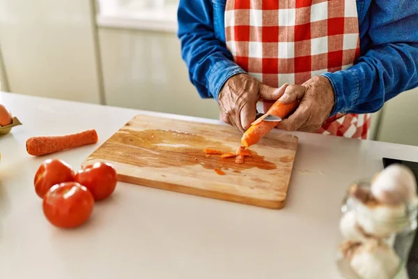 Senior Man Cutting Carrot Kitchen — Fotografia de Stock