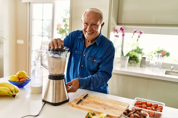 Hombre Mayor Sonriendo Confiado Batidor Batidor Cocina —  Fotos de Stock