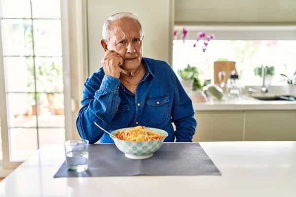Starší Muž Šedivými Vlasy Jíst Těstoviny Špagety Doma Vypadá Vystresovaně — Stock fotografie