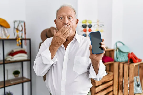 Senior Man Met Smartphone Winkel Bedekken Mond Met Hand Geschokt — Stockfoto