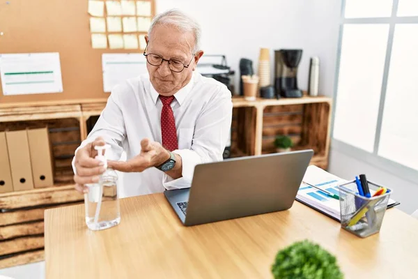 Senior Man Business Worker Using Sanitizer Gel Hands Office — ストック写真