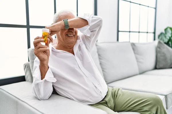 Starší Muž Držící Pilulky Vesele Usmívající Když Hraje Boo Rukama — Stock fotografie