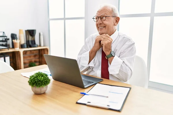 Homem Sênior Trabalhando Escritório Usando Laptop Computador Rindo Nervoso Animado — Fotografia de Stock