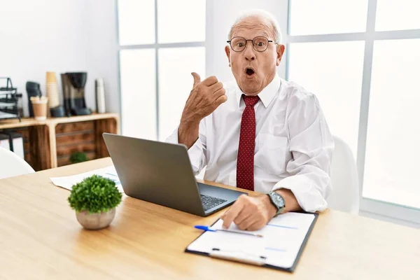 Ofiste Çalışan Üst Düzey Bir Adam Bilgisayar Kullanıyor Elle Işaret — Stok fotoğraf