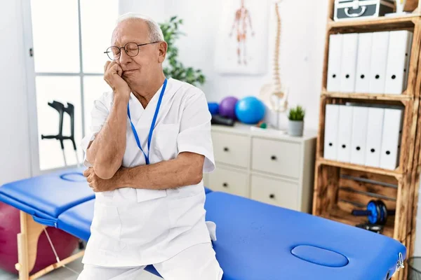 Senior Sjukgymnast Man Som Arbetar Smärta Återhämtning Klinik Tänkande Ser — Stockfoto