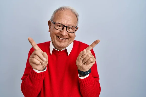 Senior Man Grey Hair Standing Isolated Background Smiling Confident Pointing — Fotografia de Stock