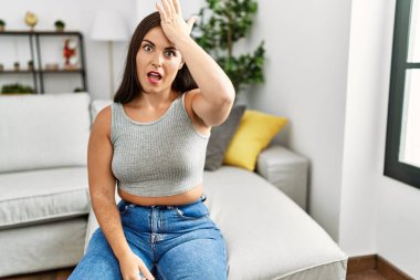 Evdeki kanepede oturan genç esmer kadın bir hata olduğunda şaşırdı. Hatayı hatırla. Unuttum, kötü hafıza kavramı. 