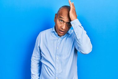 Orta yaşlı, gündelik giysiler ve gözlük takan Latin bir adam hata yaptığında şaşırır. Hatayı hatırla. Unuttum, kötü hafıza kavramı. 