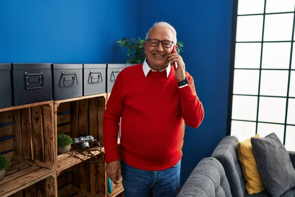 Senior Muž Usměvavý Sebevědomě Mluvit Smartphonu Doma — Stock fotografie