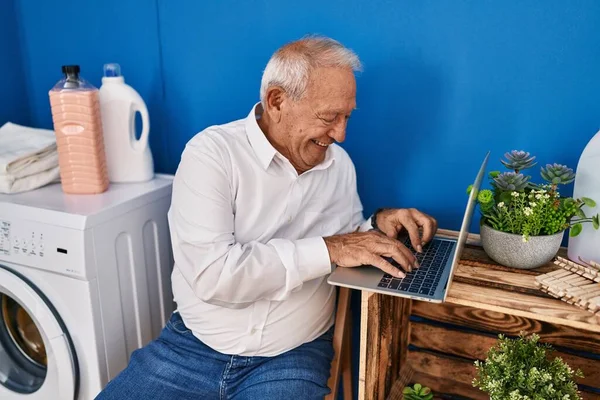 Senior Man Using Laptop Waiting Washing Machine Laundry Room — ストック写真