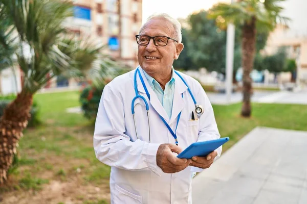 Senior Man Wearing Doctor Uniform Using Touchpad Park — стоковое фото